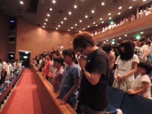 長崎市民会館文化ホールで行われた『虹のひろば』へは52生協約900名の参加でした。被爆者に対して全員で黙とうを捧げました