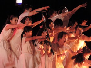 1990年、長崎『旅』博覧会の期間中、一般公募により誕生した『劇団TABIHAKU』“虹のひろば”にも『くすの木の詩』など、多数の作品で参加しています