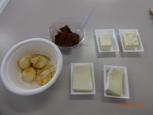 夢豆腐」と外国産大豆を使用した豆腐を食べ比べ。そして豆腐生チョコと豆腐白玉団子の試食です。