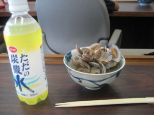 出来たての貝汁を試食しながら学習会。生協のただの炭酸水レモンも試飲しました。