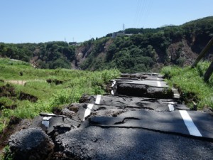木之内農園から白川方面に伸びる道路は地震で亀裂が入り、うねりも生じています。更に大雨の影響もあり道路の先は白川に崩落しています。