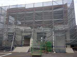 外壁撤去作業中の熊本事務所会議棟（8月9日撮影）