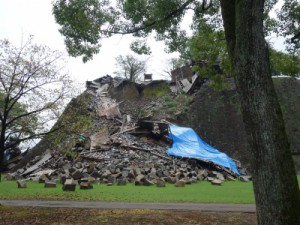 熊本を代表する観光地、熊本城の石垣と櫓。崩れ落ちたままとなっている。（９月撮影）