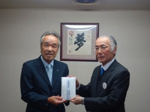 （左）渡邉代表取締役会長　（右）吉永理事長