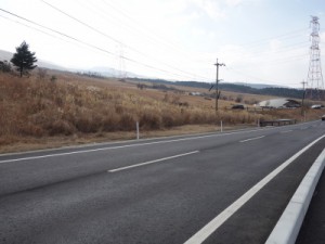 同地点にて。修復され通行可能となった県道28号線（2月撮影）