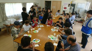 坂町平成ヶ浜仮設団地で行われたコープ喫茶ではうちわづくりなどおこないました